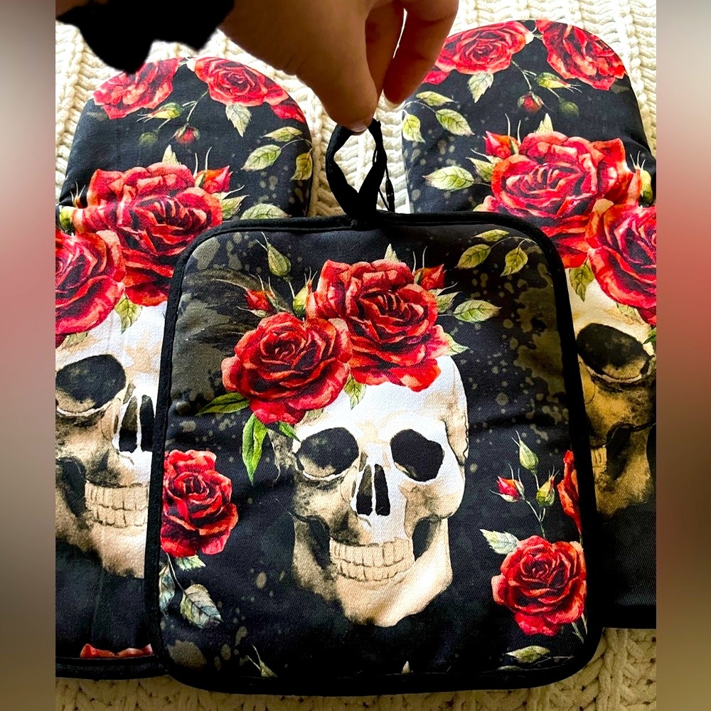 🌹Skulls & Roses Red Black Moody Cotton Printed Halloween Kitchen Oven Mitts🌹 - Picture 9 of 15